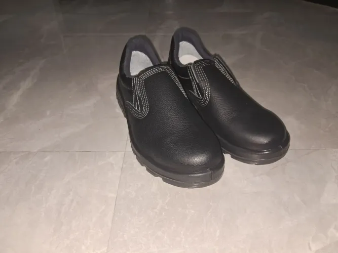 Botina de plástico lateral tamanho 42