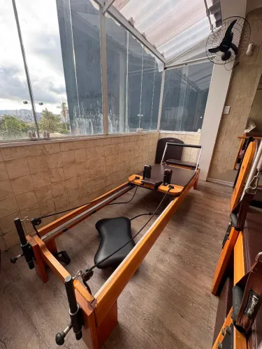 Estúdio de pilates Kauffer completo em madeira maciça