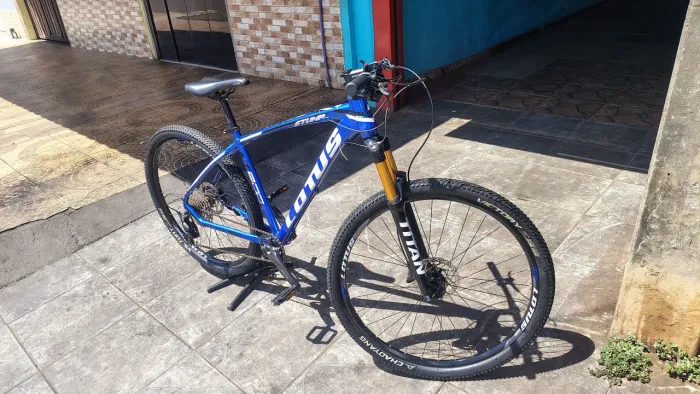 MTB Lotus Titan Aro 29 - Full Shimano Deore Hidráulico - Com Trava no Guidão