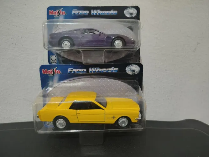 Carrinhos em miniaturas
