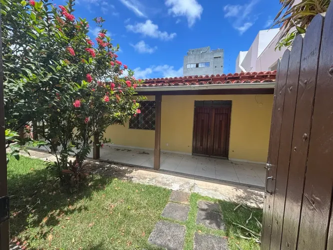 Casa térrea para alugar com 4 quartos, sendo 2 suítes, no Cond. Flamboyant na Pituba - Sal