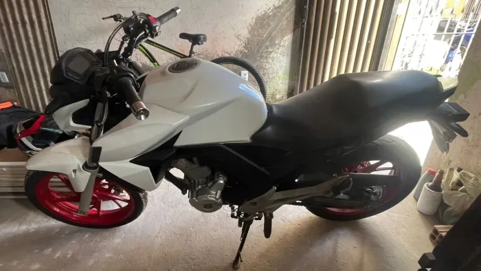 Vendo moto nova, único dono, pneus novos