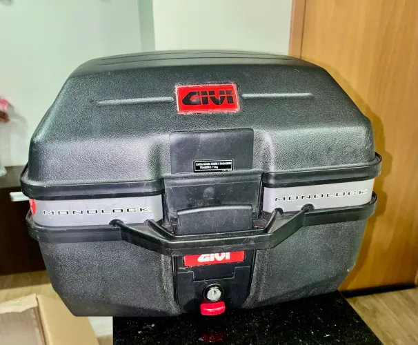 Baú Givi 27 Litros em ótimo estado. 