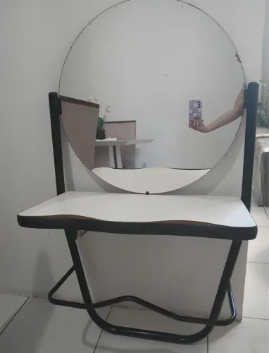 BANCADA DE SALÃO DE BELEZA COM ESPELHO
