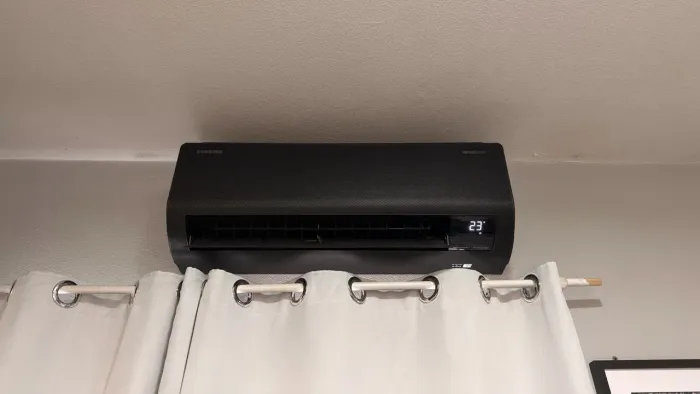 Ar Condicionado Split Inverter WiFi WindFree Black Edition 12.000 BTUs Quente e Frio Preto