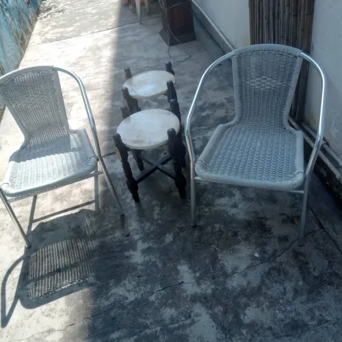 Mesinhas de madeira com tampo de mármore
