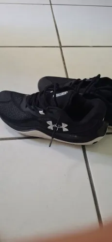 Tênis Under Armour Buzzer 2 para basquete/vôlei - Preto