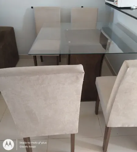 Mesa de jantar de vidro sem cadeiras