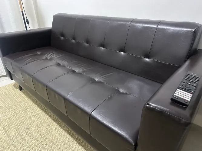 VENDO Sofá 3 Lugares Corino Vitrola Marrom