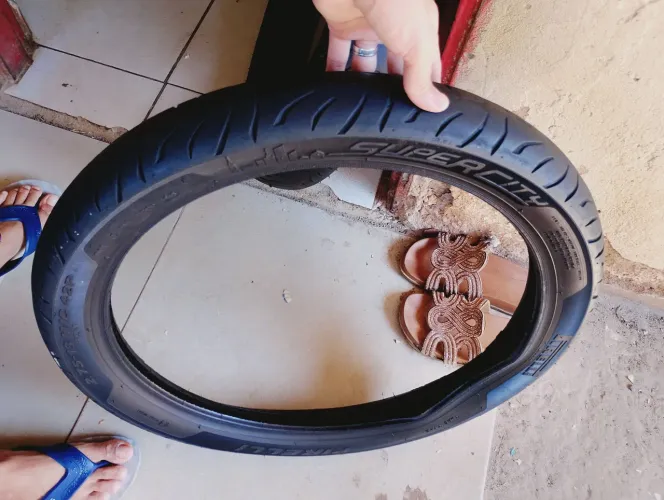 Pneu Pirelli dianteiro. 2.75/18 (Usado)