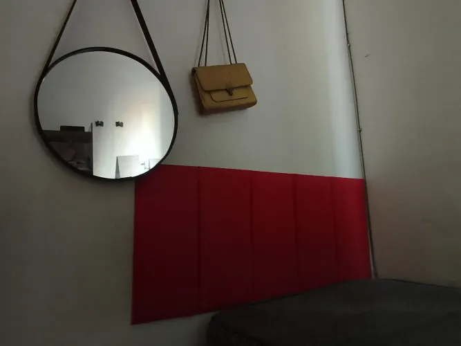 Vendo espelho redondo moderno novo e cabeceira 4 meses de uso. 