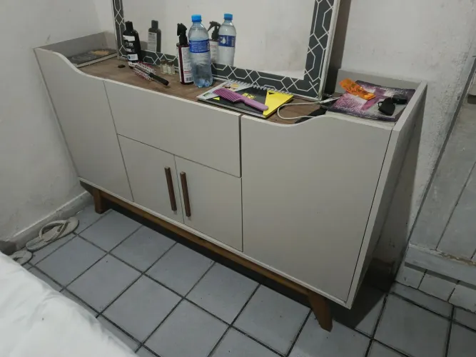 Cômoda de luxo MDF pés de madeira