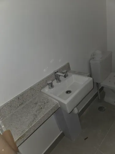Pia com cuba e torneira