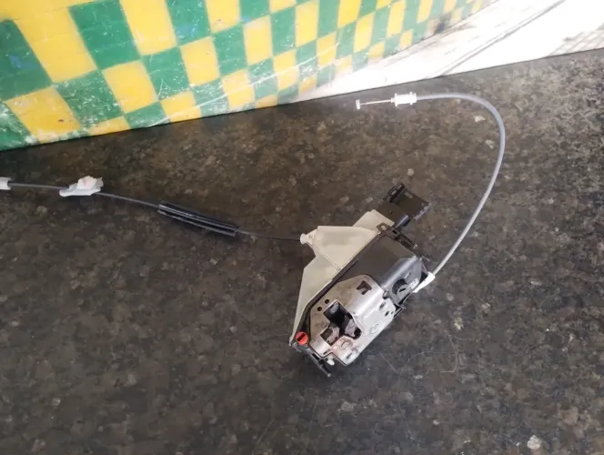 Tranca porta traseira esquerda Citroen c4 cactus 16943667