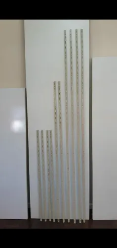 Trilhos metálicos com encaixes para prateleiras