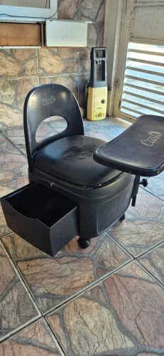 Cadeira cirandinha para manicure Diva Preta - Santa Clara (suporta até 110 kg )