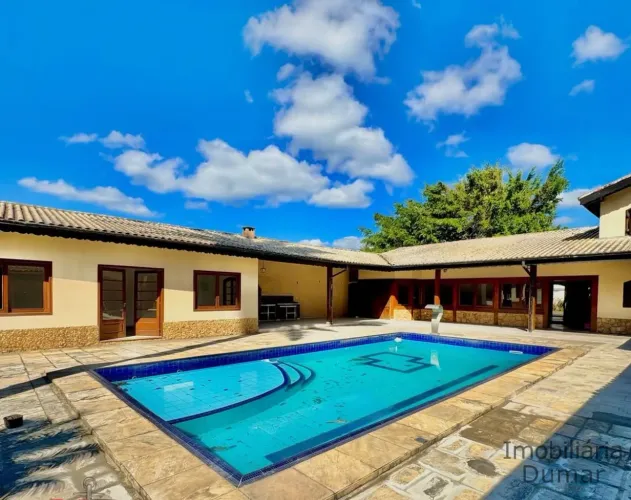 Casa com 460 m2 com 6 suítes e piscina