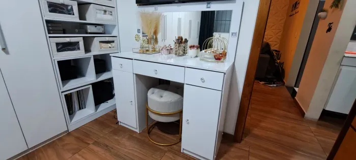 Penteadeira bem conservada pouco tempo de uso