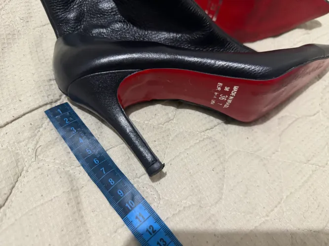 Bota salto alto e bico fino preta semi nova