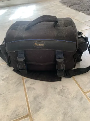 Vendo câmera fotográfica com todos os acessórios. Porém a câmera não está funcionando.