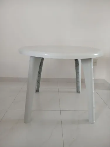 Vendo mesa de plastico desmontavel usada