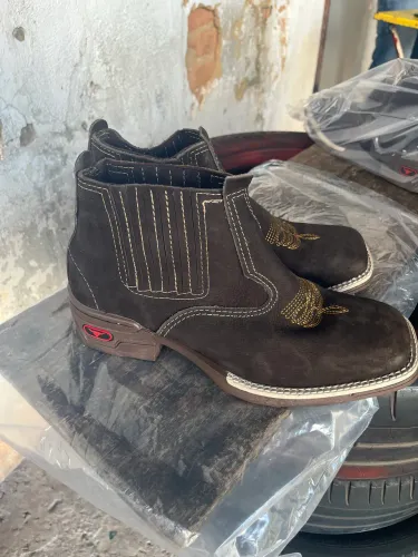 Botina country masculina de couro número 39 ao 43.