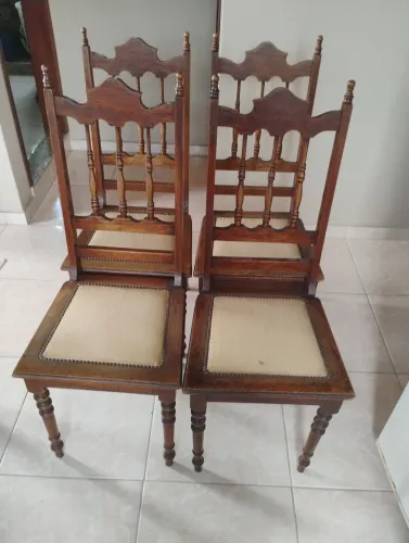 Vendo 6 (seis) cadeiras de madeira 