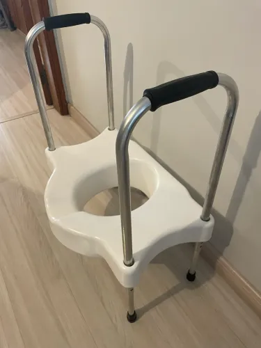 Assento alto sanitário com barras