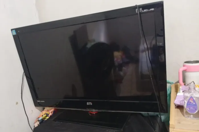 Tv 40 polegada  não e  esmalte usada  bom  estado mandar  mensagem  somente   interessados