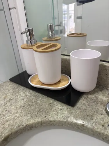 Kit Banheiro / Lavabo Branco com Detalhes em Madeira - Completo e Moderno