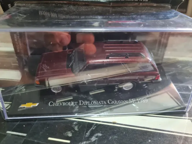 Miniatura Diplomata Caravan Bordô 1989 escala 1/43.