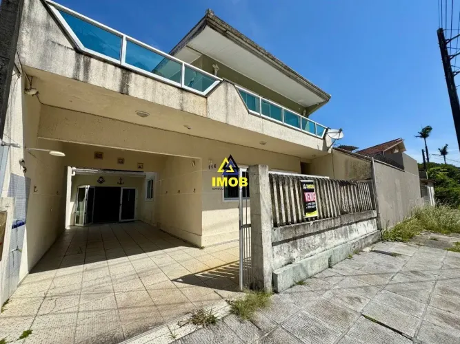 Sobrado no Centro de Guaratuba  3 Quartos (1 Suíte)  Próximo da Praia Central  Comércio ao
