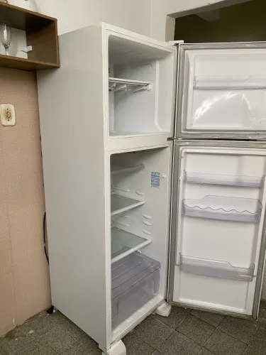VENDE-SE GELADEIRA EM PERFEITO FUNCIONAMENTO