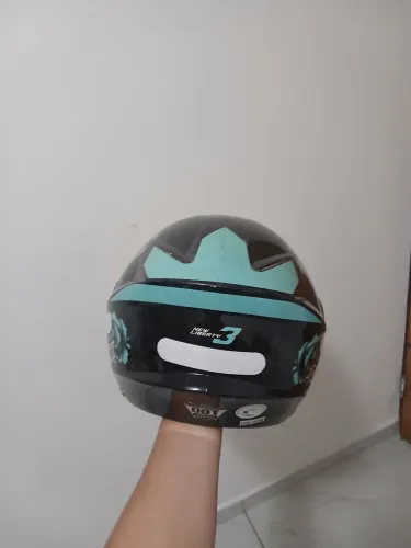 Capacete - compre o azul e ganhe o branco.
