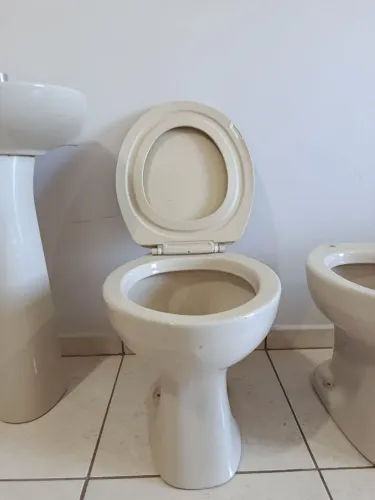 Vendo kit com dois vasos sanitários convencionais e lavatório com coluna de chão.