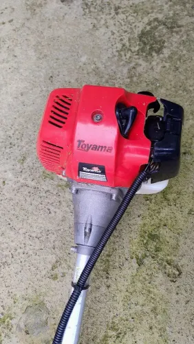Vendo roçadeira Toyama tbc52x semi nova