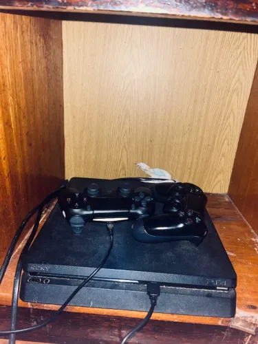 PlayStation 4 semi novo com dois controles e 10 jogos digitais 