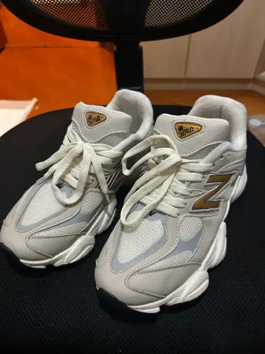 Tênis New Balance 9060 tamanho 37 unissex novo bege dourado