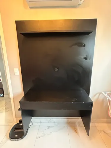 Rack de parede preto com gaveta