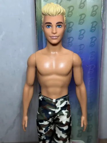 Boneco ken fashionista 241 com caixa ROUPAS COMO NAS FOTOS!