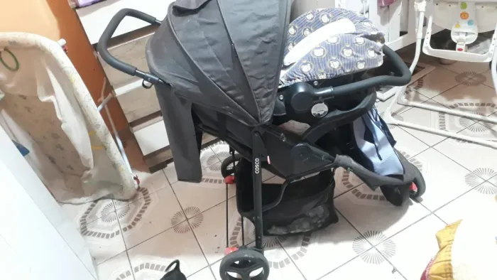 Vendo carrinho de bebê 3 rodas e cadeira alimentação