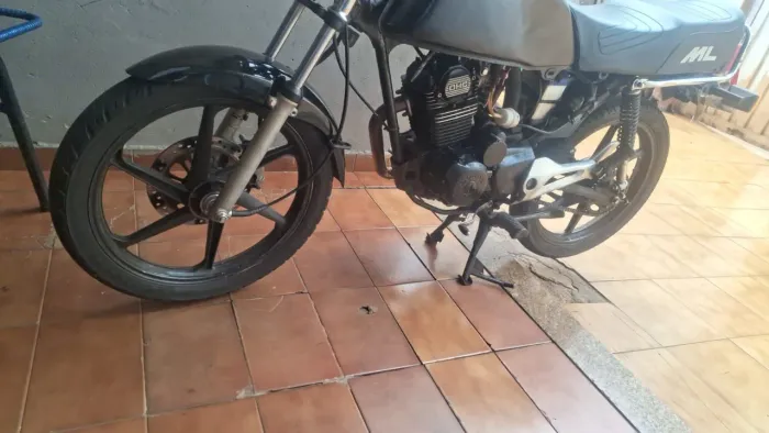 Vendo rodas de titan 125 2000  de liga completa com pneus 