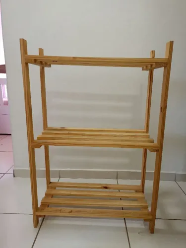 Estante pequena de pinus com 3 prateleiras