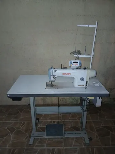 Máquina de Costura Reta Eletrônica Siruba