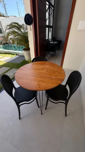 Lindo conjunto de mesa e três cadeiras para sua varanda