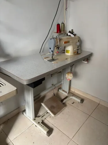 Máquina de costura reta