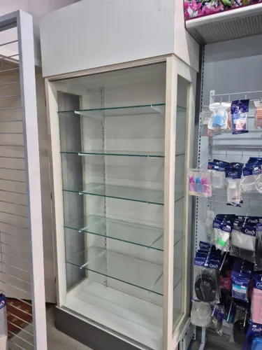 Vitrine com prateleiras de vidro
