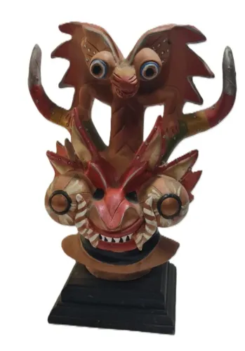Escultura de uma máscara tradicional da Diablada, uma representação artística icônica da c