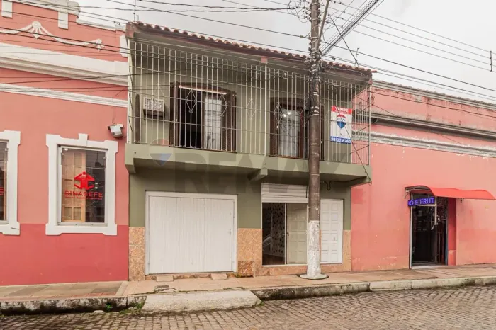 Oportunidade incrível - "Duas casas em um único imóvel no Centro de Pelotas" - 1/2 quadra