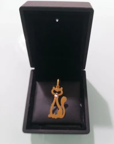 PINGENTE COM DESIGN DE GATO, EM OURO AMARELO 18K, COM UM DIAMANTE.  